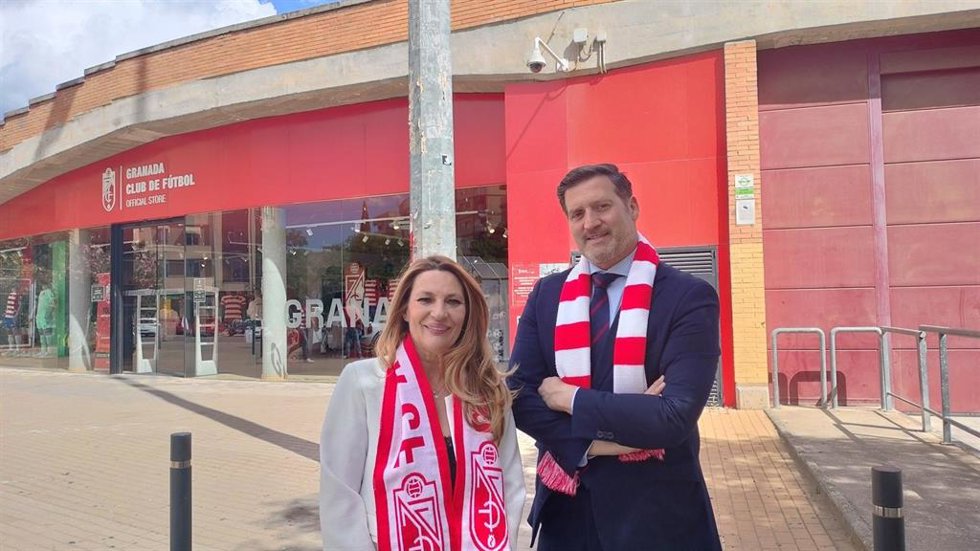 La candidata de Ciudadanos a la Alcaldía de Granada, Concha Insúa, antes de acudir junto a su número dos, Javi Sierra, al partido  del Granada CF frente al CD Lugo