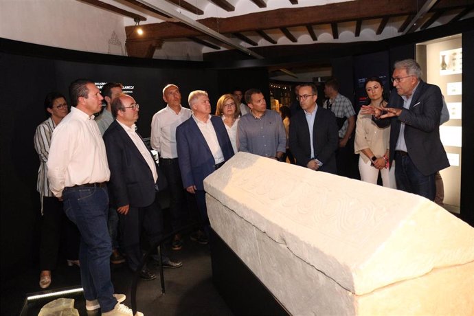 Pepe Vélez y el ministro de Cultura y de Deporte, Miquel Iceta, visitan el sarcófago visigodo hallado en la Villa Romana de Los Villaricos