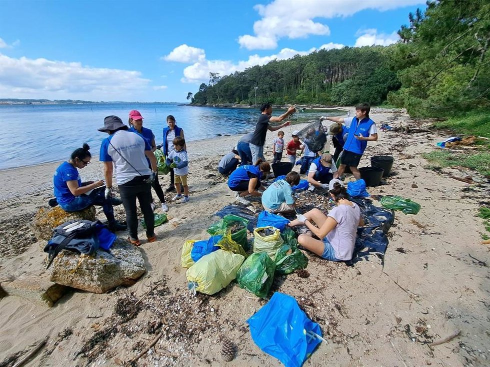 Recogida de residuos en la isla de Cortegada