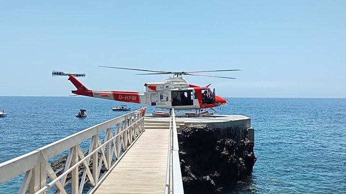 El helicóptero del GES en el embarcadero de la playa de Masca