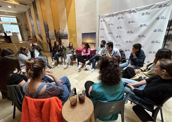 La candidata de Unidas Podemos a la alcaldía de Palma, Lucía Muñoz, en un momento del 'tardeo' con jóvenes, en Can Alcover