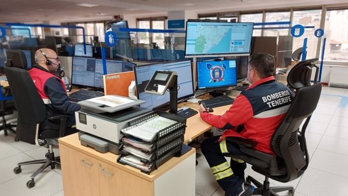 Efectivos del Consorcio de Bomberos de Tenerife en la sala operativa del Centro Coordinador de Emergencias y Seguridad (Cecoes) 1-1-2
