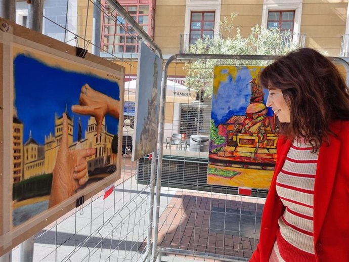 La concejal de Cultura y Turismo, Ana Redondo, observando las pinturas que han participado en el XXXIX certamen de Pintura Rápida San Pedro Regalado de Valladolid