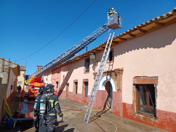 Sucesos.- Los Bomberos de la Diputación de Valladolid extinguen un incendio en una vivienda de Villavicencio