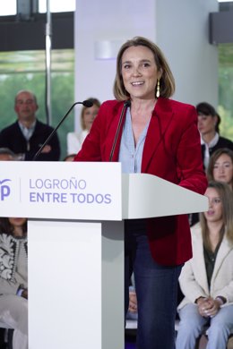La secretaria general del PP, Cuca Gamarra, interviene durante un acto de campaña del PP de La Rioja, en Riojaforum, a 13 de mayo de 2023, en Logroño