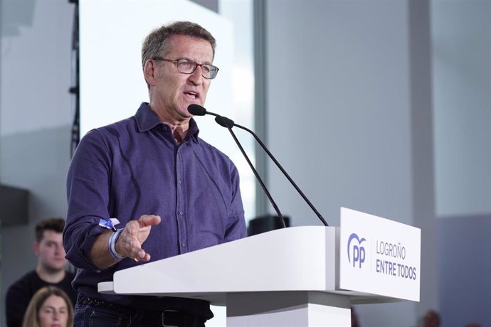 El presidente del Partido Popular, Alberto Núñez Feijóo, interviene durante un acto de campaña del PP de La Rioja, en Riojaforum, a 13 de mayo de 2023, en Logroño, La Rioja (España). Este mitin se enmarca dentro del programa electoral del partido para l