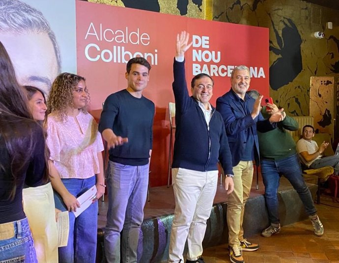 El ministro José Manuel Albares, el alcaldable del PSC Jaume Collboni y los números 14, 17 y 22 de la lista en Barcelona, Laura Millán, Javier Rodríguez y Sabrin Araibi, en un acto del PSC.