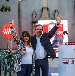 Raquel Medina y Fernández Vara en el acto del PSOE en Navalmoral de la Mata.