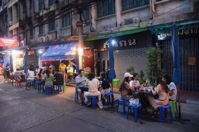 Archivo - 01 September 2021, Thailand, Nonthaburi: Customers have dinner at Yaowarat Street food restaurant after the Thai Government partially lifts the lockdown allowing some businesses to reopen by following terms and conditions like social distancin