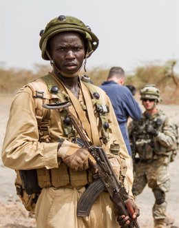 Archivo - Imagen de archivo de un soldado del Ejército de Burkina Faso