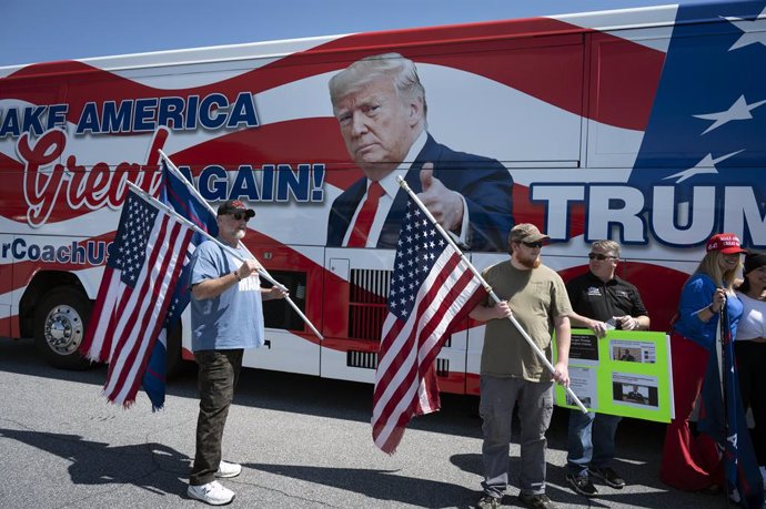 Archivo - March 30, 2023, Smyrna, Georgia, USA: Florida Gov. Ron DeSantis speaks with supporters Thursday March 30 at a rally inside a sports equipment business. .Pictured: Trump supporters stage a small rally of their own in the parking lot of the DeSant