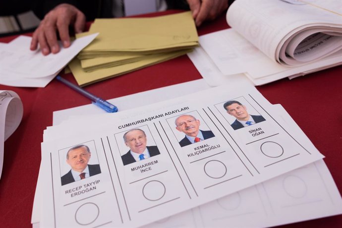 27 April 2023, North Rhine-Westphalia, Huerth: Ballots are available at the Turkish Consulate General for the parliamentary and presidential elections. Turks abroad can vote for the parliamentary and presidential election in Turkey until 9 May. Photo: R
