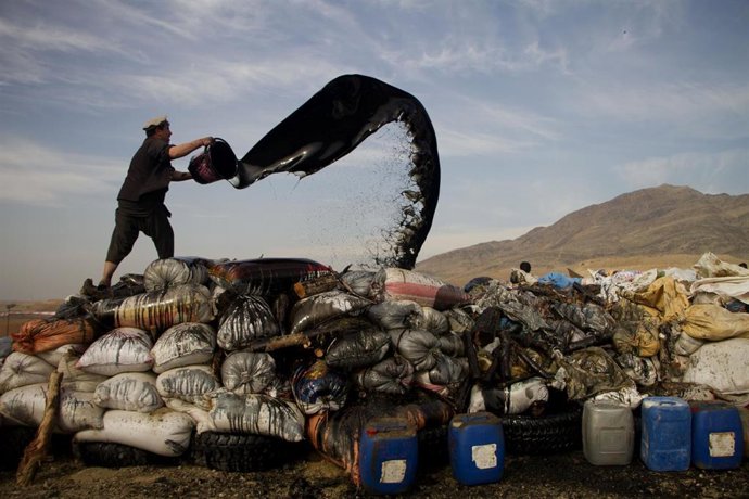 Archivo - Foto de archivo de la quema de droga incautada por los Talibán