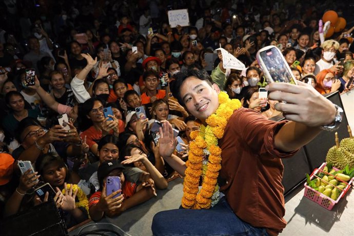 Pita Limjaroenrat, candidato progresista a primer ministro de Tailandia, se hace un selfie con sus seguidores en Chanthaburi