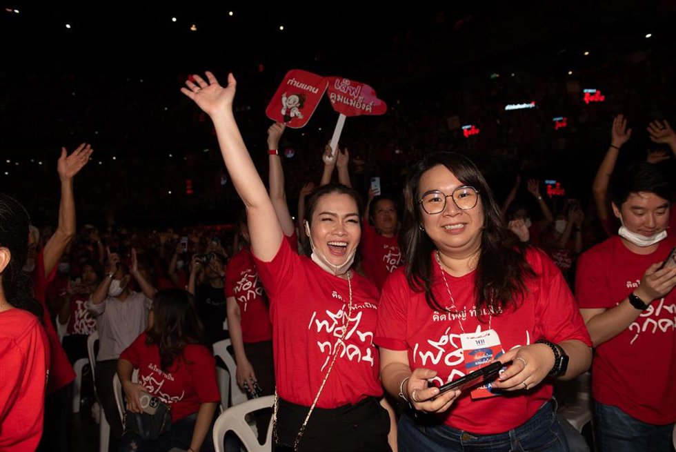 Partidarias de Pheu Thai en el cierre de campaña para las elecciones en Tailandia 