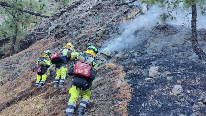 Equipos de la EIRIF del Gobierno de Canarias combatiendo el fuego del conato de incendio forestal de La Palma en la Caldera de Taburiente