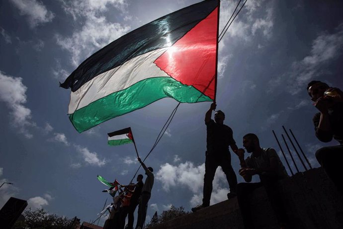 Archivo - Un grupo de palestinos ondeando banderas palestinas durante una marcha en 2022 en Ciudad de Gaza con motivo de la conmemoración del 74 aniversario de la Nakba