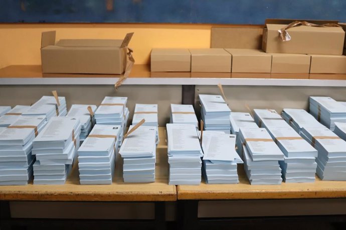Archivo - Papeletas de votación en un colegio electoral en los pasados comicios municipales de 2019.
