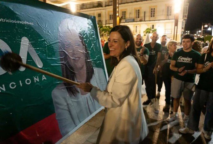 La alcaldesa de San Fernando, Patricia Cavada, que se presenta a su tercer mandato, en la pegada de carteles de las elecciones de 2023