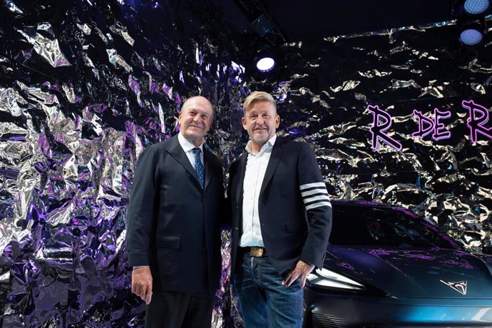 El presidente del Salón del Automóvil en Barcelona, Enrique Lacalle, junto al presidente de Cupra, Wayne Griffiths, durante la presentación del 'Cupra Raval' en el salón Automobile de Barcelona.