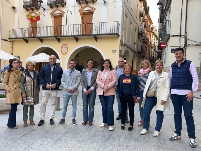 La candidata del PP a la alcaldía, Isabel Arnas, la candidata a las Cortes por Teruel, Ana Marín, y otros miembros del PP.