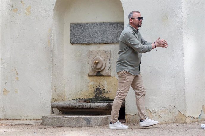 Un hombre se refresca en una fuente en el Parque de El Retiro, a 30 de abril de 2023, en Madrid (España). 