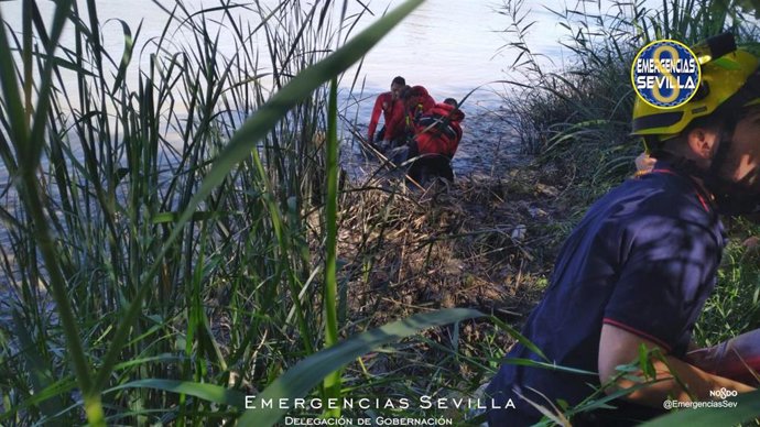 Rescatan a un hombre atrapado en una zona de lodos en la orilla del río Guadalquivir
