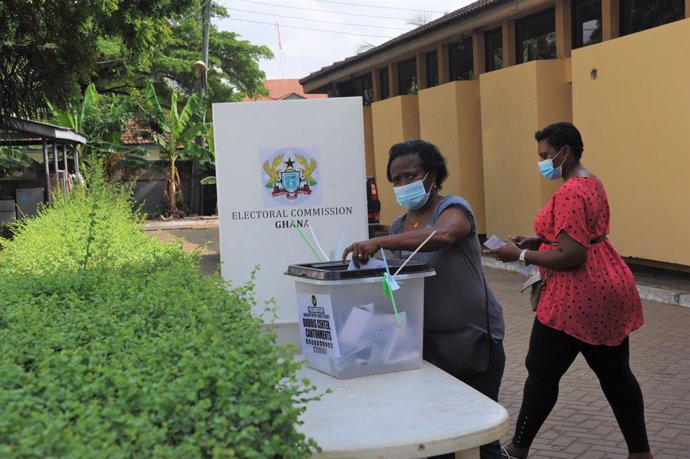 Archivo - (201207) -- ACCRA, Dec. 7, 2020 (Xinhua) -- A woman casts her ballot at a polling station in Accra, Ghana, Dec. 7, 2020.   Polls opened in all 16 regions across Ghana early Monday for eligible voters to elect new political leaders for the coun