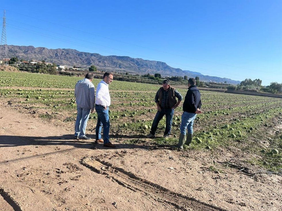 El alcalde de Lorca visitando las zonas más afectadas por la granizada