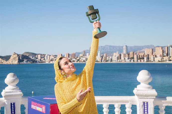 Archivo - La vencedora del Benidorm Fest, Blanca Paloma, posa con su galardón en el Mirador del Castillo, en Benidorm, Alicante