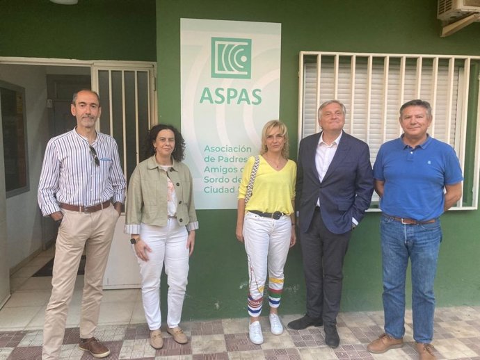 El candidato del Partido Popular a la Alcaldía de Ciudad Real, Paco Cañizares, con la Asociación de Padres y Amigos del Sordo (ASPAS).