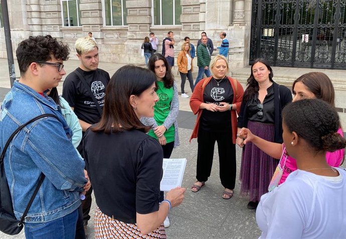 Gema Igual se reúne con representantes de las Antenas Juveniles