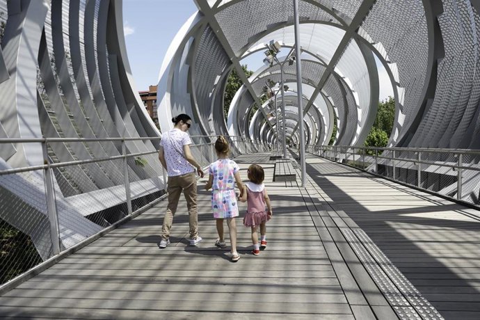 Archivo - Una mujer con sus hijos en el Puente Monumental de Arganzuela en Madrid Río.