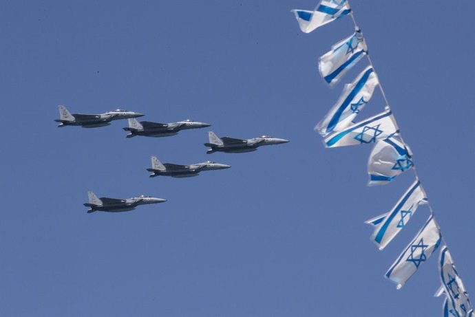 Aviones de combate durante un vuelo de exhibición en la celebración del 75 Día de la Independencia de Israel