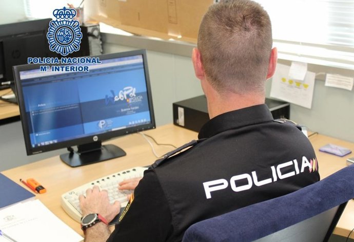 Archivo - Agente de la Policía Nacional