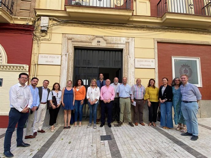 La candidata del PP a la Alcaldía de Huelva, Pilar Miranda, se reúne con los colegios profesionales