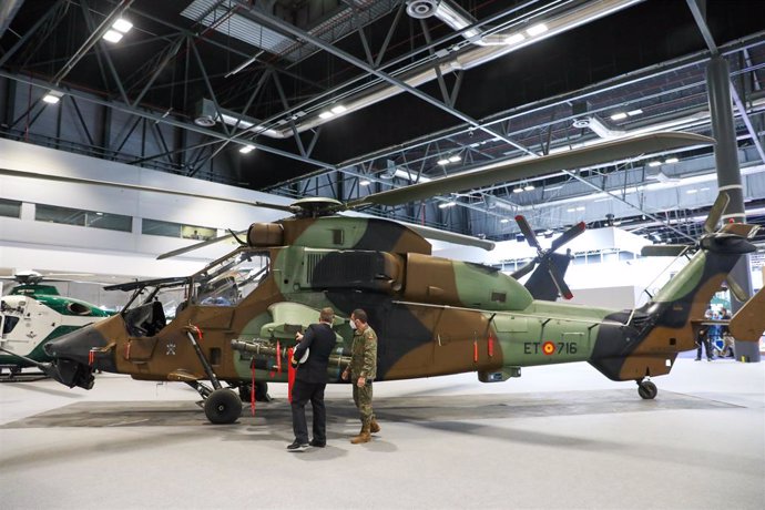 Archivo - Varias personas observan un avión militar en la Feria Internacional de Defensa y Seguridad FEINDEF, en IFEMA, a 3 de noviembre de 2021, en Madrid, (España). La segunda edición de la Feria Internacional de Seguridad y Defensa (FEINDEF), que tie