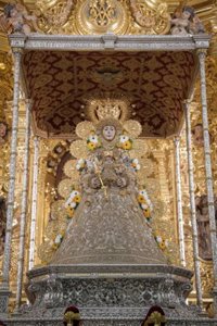 La Virgen del Rocío se encuentra ya entronizada en su paso para la Romería, que estrena estructura interna