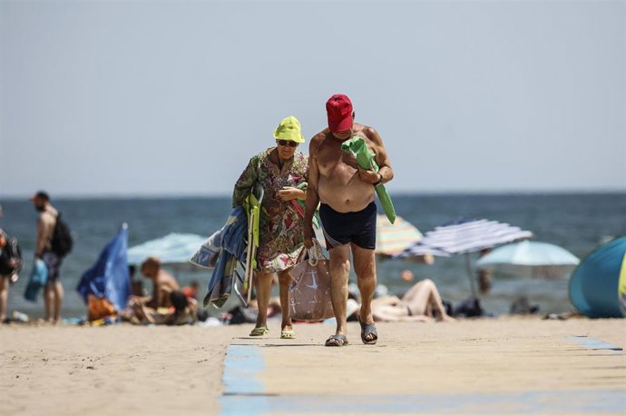 Archivo - Bañistas abandonan la Playa de la Malvarrosa