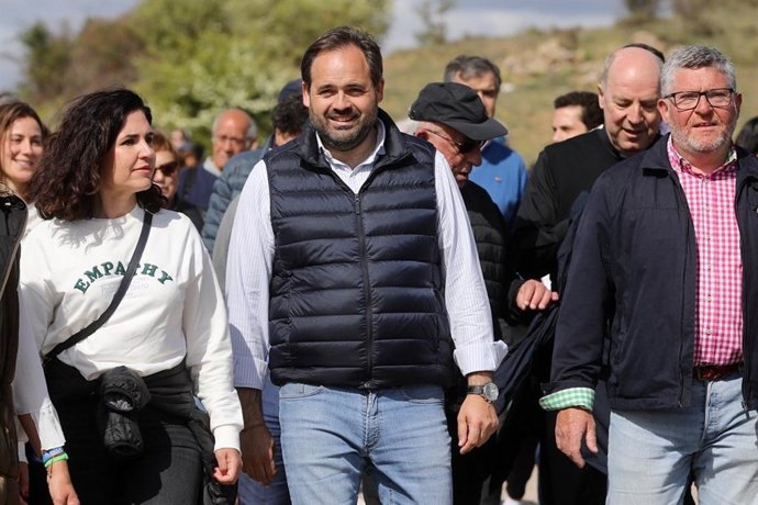 El candidato del PP a la Presidencia de Castilla-La Mancha, Paco Núñez, en Barbatona (Guadalajara)