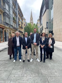 El candidato del PP a la Alcaldía de San Sebastián, Borja Corominas, junto a los integrantes de la lista del PP donostiarra