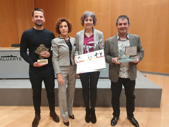 Moncho Urdiáin, de NICDO, María Angeles Urmeneta de la Federación Navarra de Taekwondo, la consejera Rebeca Esnaola y el subdirector del IND, Primitivo Sanchez, con los premios recibidos