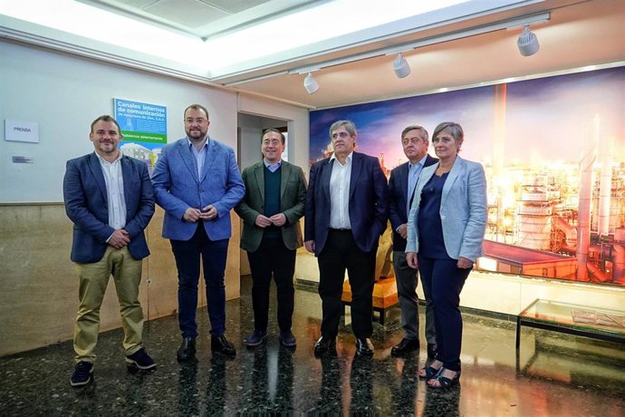 Visita  a Asturiana de Zinc el secretario general de la FSA-PSOE, presidente del Principado y candidato, Adrián Barbón, y el ministro de Asuntos Exteriores, Unión Europea y Cooperación, José Manuel Albares.