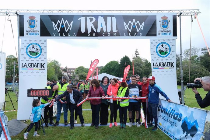 El presidente de Cantabria, Miguel Ángel Revilla, da la salida del IV Trail Villa de Comillas