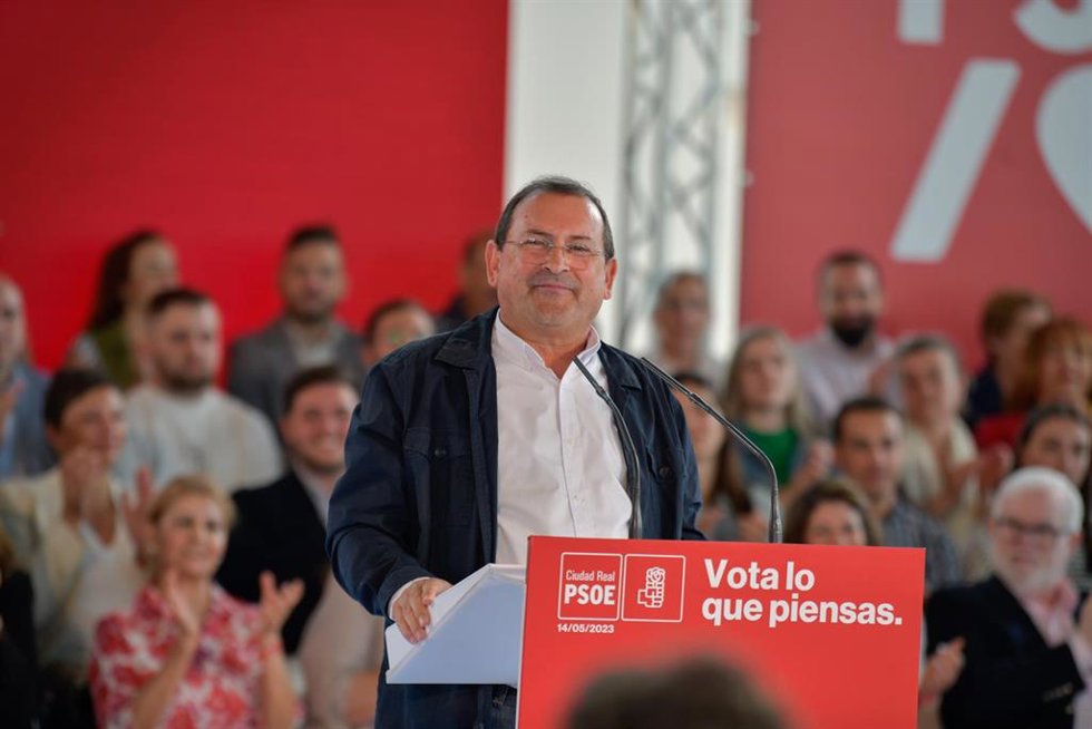El candidato socialista a la alcaldía de Puertollano, Adolfo Muñiz, en un acto electoral.