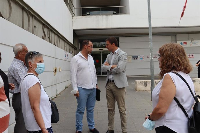Archivo - El secretario general del PSOE-M, Juan Lobato, visita Valdemoro para exigir la reapertura de las Urgencias