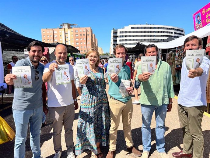 La candidata a la alcaldía de Sevilla, Cristina Peláez, en el mercadillo de Parque Alcosa