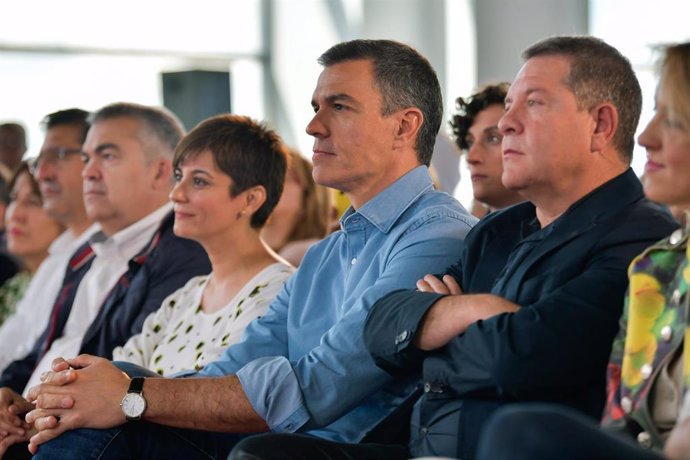 El presidente del gobierno de España y secretario general del PSOE, Pedro Sánchez (c), durante un acto de campaña del PSOE de Castilla-La Mancha, en el Palacio de Congresos y Exposiciones, a 14 de mayo de 2023, en Puertollano, Ciudad Real.