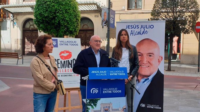 El candidato del PP a la Alcaldía de la ciudad, Jesús Julio Carnero, presenta las propuestas culturales de su programa ante las puertas del Teatro Lope de Vega de la capital vallisoletana