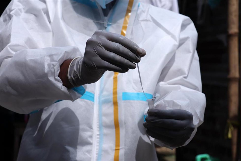 Archivo - Prueba de coronavirus en India 